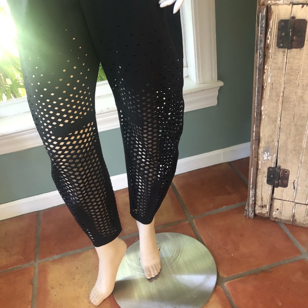 LuLuLemon mesh pants - Picture 4 of 10